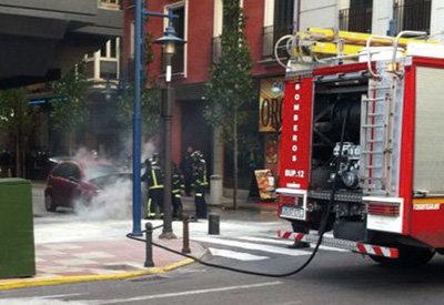 Los bomberos sofocan en quince minutos el incendio del motor de un coche en Muñoz Urra