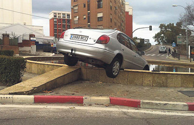 Un vehículo se subió a la rotonda y terminó dentro de la fuente