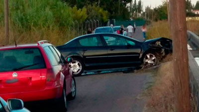 Fuerte impacto de un vehículo contra un pequeño muro en el Camino del Pilar