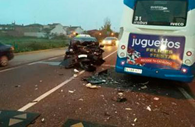 Colisión de un turismo contra un autobús en la carretera de Calera a la altura de Patrocinio