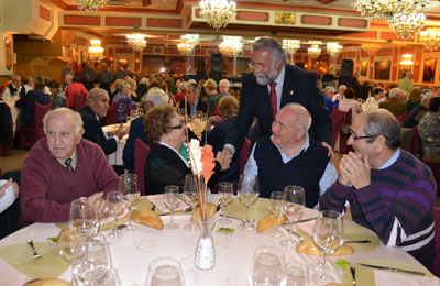 Ramos comparte comida con la Unión Democrática de Pensionistas