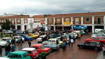 Concentración de coches clásicos en la plaza de la localidad de Alberche