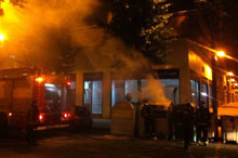 Arde un contenedor de papel en la Plaza de Goya en la madrugada del domingo