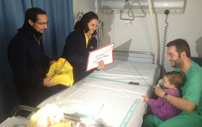 Voluntarios de Correos recogen las cartas para los Reyes Magos de los niños ingresados en el Hospital de Talavera de la Reina