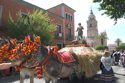 Cerca de un millar de personas toman parte en un lucido desfile de San Isidro Labrador