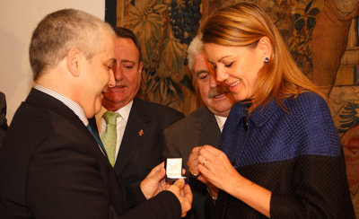 Cospedal recibe la Insignia de Oro de la Federación Española de Karate