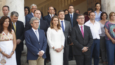  María Dolores Cospedal guarda un minuto de silencio en recuerdo de las víctimas del accidente ferroviario de Santiago de Compostela