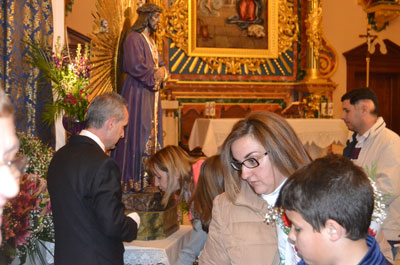 Fieles peregrinos al besapié del Cristo de Medinaceli