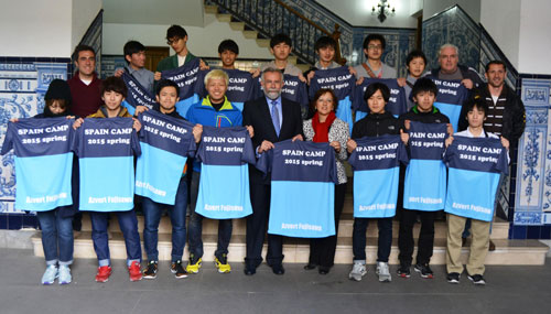 Ramos recibe a una delegación japonesa de fútbol sala, el Azvert Fujisawa