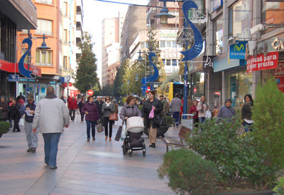 La Consejería de Empleo y Economía recuerda que durante el mes de diciembre todas las superficies comerciales podrán abrir los domingos 