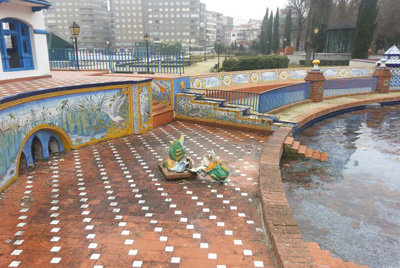 Desperfectos en la fuente escalonada de la Avenida de Toledo y el estanque de los patos