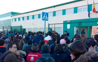 Protesta en la calle por el frío en las aulas del instituto de Carranque