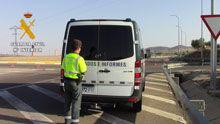 La Guardia Civil imputa a un hombre, que circulaba en sentido contrario por la autopista R-4, dos delitos contra la seguridad vial