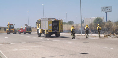 Los bomberos impiden que el fuego llegue a las naves del Polígono Soto de Cazalegas