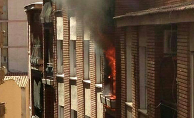 Un incendio calcina varias estancias de un inmueble en Doña María de Portugal