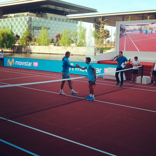 El talaverano Javier Bernal 'pelotea' con Rafa Nadal tras ser seleccionado en el reto de Telefónica