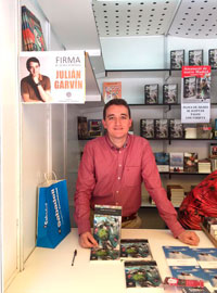 Julián Garvín triunfa con 'Los versos vivos' en la Feria del Libro de Madrid