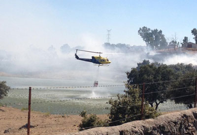 Un helicóptero durante las labores de extinción en el paraje.