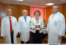 Una paciente que supera un cáncer dona su libro, “Corredora de la Vida”, a la biblioteca del Hospital de Talavera