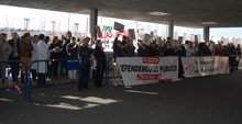 Sindicatos y oposición se concentran en el Hospital contra la gestión de la sanidad pública