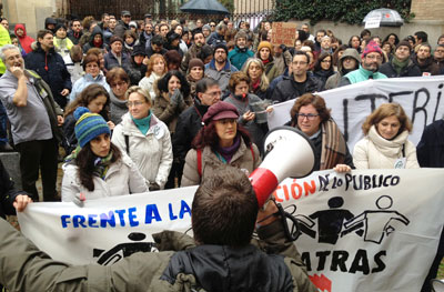 Cerca de medio millar de trabajadores de la JCCM se manifiestan bajo la lluvia en Toledo con el lema 'Frente a la destrucción de lo público, ni un paso atrás'