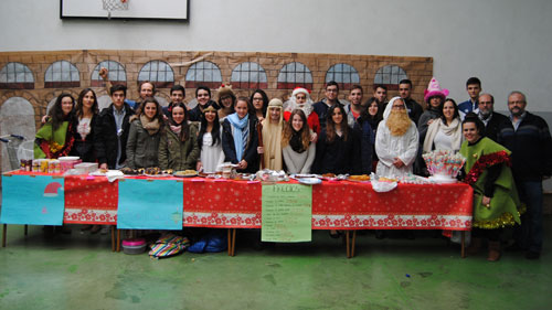 Los alumnos del colegio Cervantes recaudaron fondos para Cáritas en un mercadillo navideño