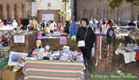 Mercadillo de segunda mano en el barrio Puerta de Zamora