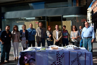 Los grupos políticos acompañan a AFATA en la mesa informativa sobre el Día Mundial del Alzheimer