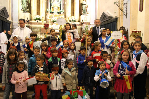 Los escolares se adelantan al sábado de Mondas con su tradicional 'mini cortejo' hasta la Basílica