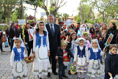 Los escolares se adelantan al sábado de Mondas con su tradicional 'mini cortejo' hasta la Basílica