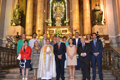 La corporación encabezada por Ramos llevan su ofrenda floral a la Virgen del Prado