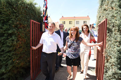 El presidente García-Page anuncia la reapertura de 19 escuelas rurales en Castilla-La Mancha