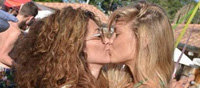 La top model Bar Refaeli revoluciona las redes con su beso lésbico con una amiga