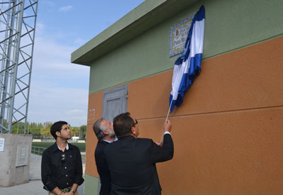 Una placa cerámica bautizó oficialmente al campo Césped 2 como 'Pablo Mela Gómez'