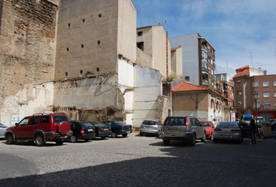 Ordenación de los aparcamientos y motivos cerámicos para acondicionar la Plaza de San Miguel