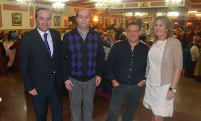 El vendedor, segundo por la izquierda, junto a compañeros de la Agencia de Talavera y el subdelegado del Gobierno en Toledo en la comida de Santa Lucía.