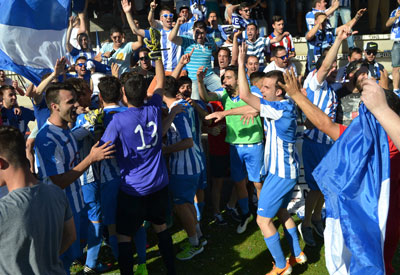 Así celebraron el equipo y la afición su victoria en la liga regular de su equipo de Tercera. (Foto: J.F.)