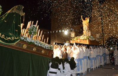 Emotivo encuentro de La Dolorosa con el Cristo Resucitado