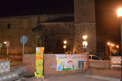 Cadenas de mensajes en la Plaza del Salvador diciendo no a su demolición