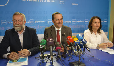 Ramos, Gregorio y Santamaría en la sede del PP local. (Foto: J.F.)