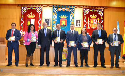 Ramos entrega una réplica del azulejo que representará a los pueblos de la comarca en el mural cerámico del Museo Etnográfico