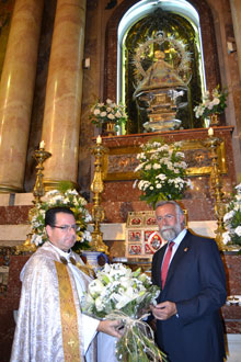 La corporación encabezada por Ramos llevan su ofrenda floral a la Virgen del Prado