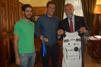 Ramos recibe al triatleta talaverano Luis Rincón tras una gran temporada