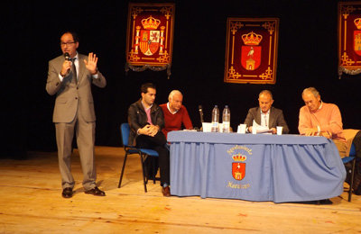 El alcalde navalqueño informando a sus vecinos de todo lo acaecido en la Casa de la Cultura de la localidad. (Foto: J.F.)