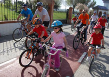 Los menores a bordo de bicicletas deben usar casco y asientos homologados