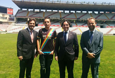 El talaverano Rubén López presentó la segunda equipación del Rayo, dedicada a los ‘héroes anónimos’