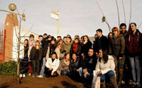 Los alumnos participantes tras la plantación del árbol en el centro educativo. (Foto: LA VOZ DEL TAJO.)