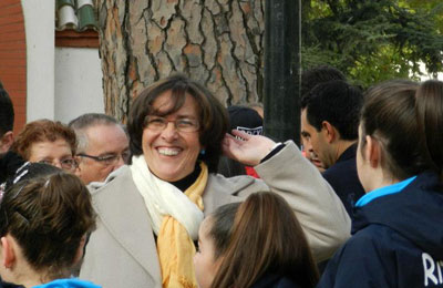 Marisol Gómez, en el acto de la Constitución de Talavera en 2012, junto a varias alumnas.