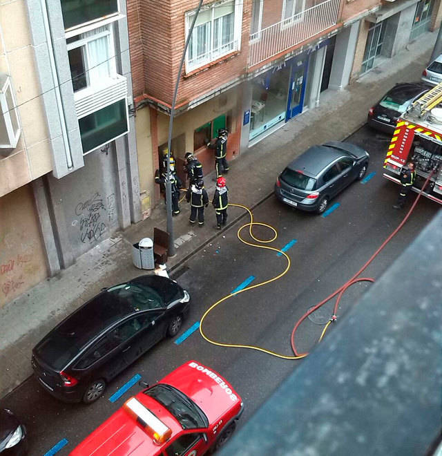 Sofocan el fuego en un local de B. de Castilla