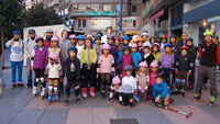 Patinadores solidarios por las calles de la ciudad